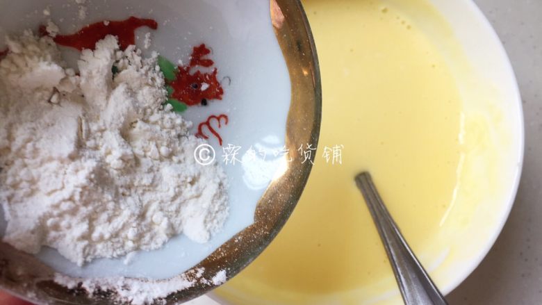 小龙虾奶酪快手酥饼,再倒入低粉,搅匀。