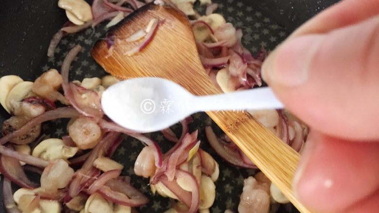 小龙虾奶酪快手酥饼,等蘑菇片变软,就把虾肉放入,再撒上小半勺盐,翻炒均匀。