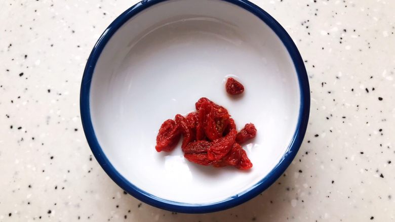 裙带菜香菇蒸鸡中翅,<a style='color:red;display:inline-block;' href='/shicai/ 673'>枸杞</a>稍微冲洗一下,备用