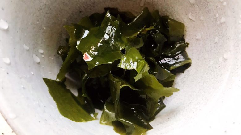 裙带菜香菇蒸鸡中翅,洗净,稍微撕碎一点