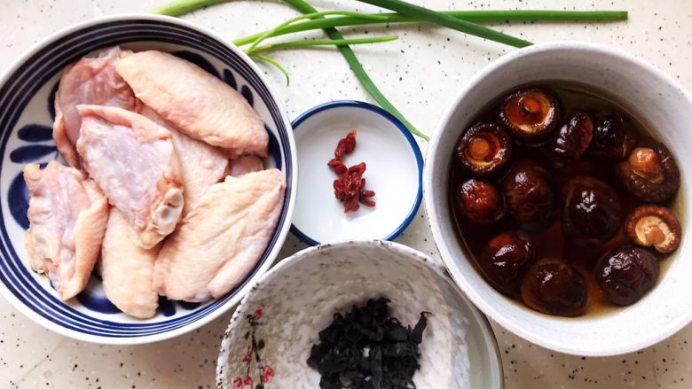 裙带菜香菇蒸鸡中翅,首先我们准备好所有食材