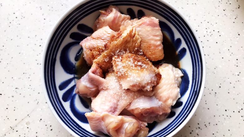 裙带菜香菇蒸鸡中翅,加适量料酒,生抽,一丢丢细砂糖