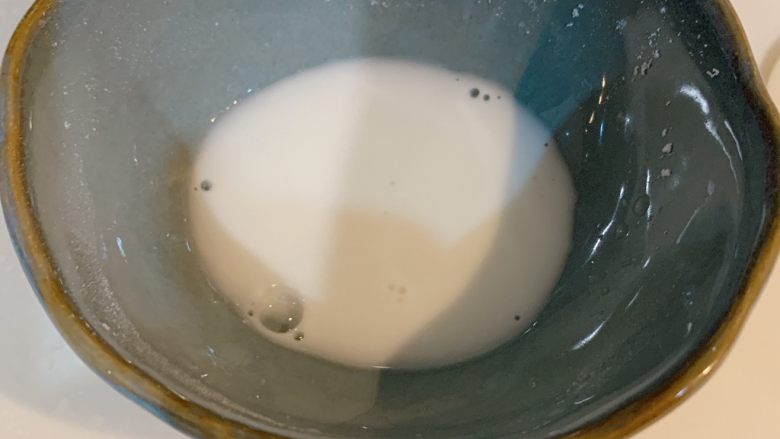 辣炒蛤蜊,碗里装入淀粉,兑水搅拌均匀