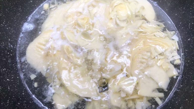 酸菜土豆烧春笋,水开再焯3分钟,焯好用冷水冲洗干净,沥水待用