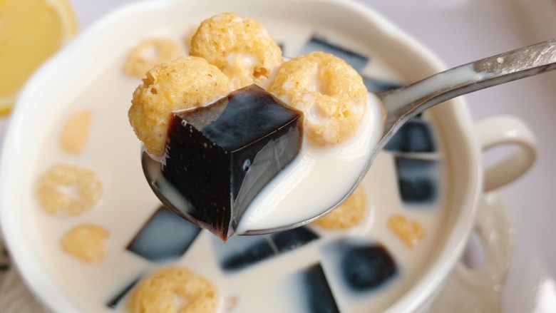 黑凉粉冷饮,来一口?简单吧!