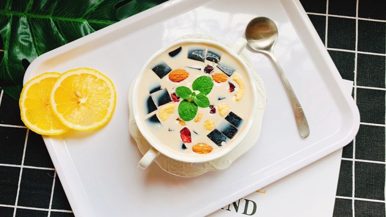 黑凉粉冷饮,加坚果、水果,蜜豆什么的即可享用