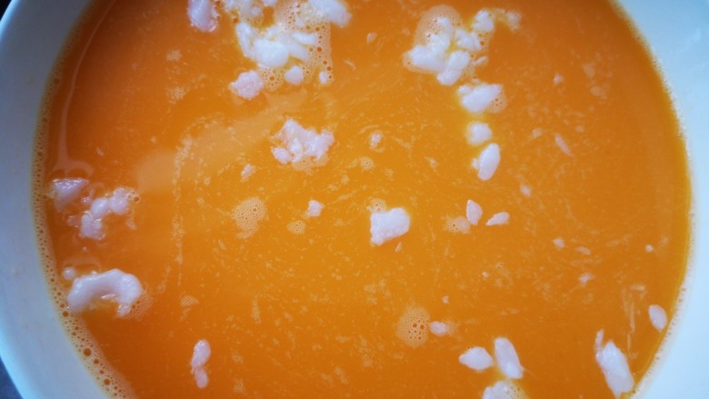 干贝蒸蛋,加入适量的水和盐,用筷子搅拌均匀,并撇去浮沫