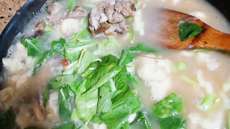 麦虾,菜都放下去后,煮的时候记得用铲子沿锅壁慢慢翻下,底下不要粘锅了。
