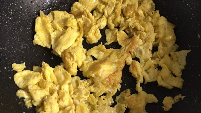 虾仁炒鸡蛋,加入鸡蛋炒匀,盛出备用