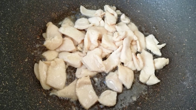 西兰花红萝卜烩鸡肉,炒锅内倒适量的食用油烧热,下入腌制好的鸡脯肉大火快速划炒至变色,盛出备用。