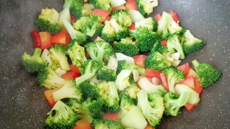 西兰花红萝卜烩鸡肉,放盐调味。