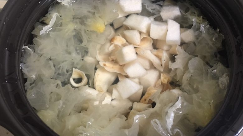冰糖雪梨,将雪梨块、银耳、百合加入砂锅,加足量矿泉水