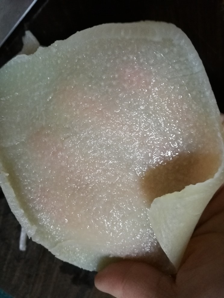 豆皮猪皮冻,要刮成这样才可以,上面一点油脂也没有