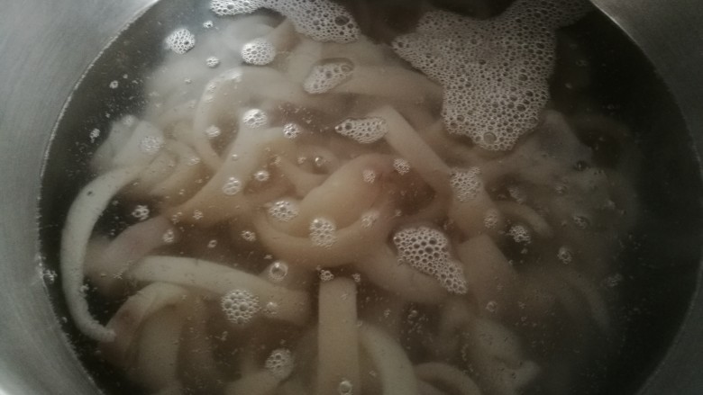 豆皮猪皮冻,煮锅加水放肉皮煮开。上面还会有少许泡沫,要用勺子撇出来。