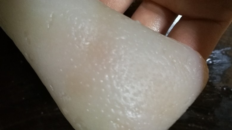 豆皮猪皮冻,肉皮里层的油脂刮干净后,就该检查外层的肉皮上有没有猪毛了。手摸眼瞧不放过一根猪毛,找到后用镊子拔除。