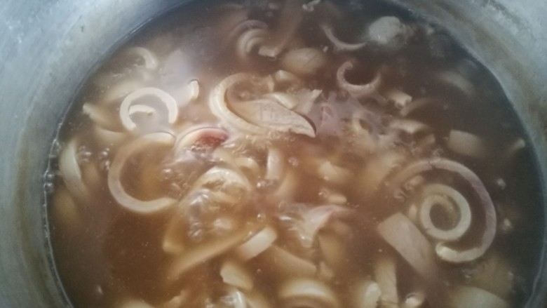 豆皮猪皮冻,当煮到肉皮软烂,汤汁变少且浓稠时就可以关火,放一边晾凉。汤汁越浓稠做出的皮冻成型越好,口感也越Q弹筋道。