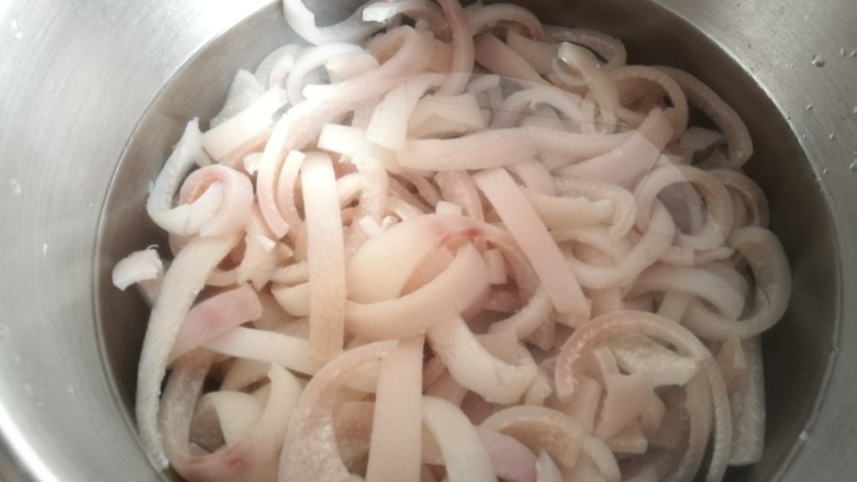 豆皮猪皮冻,切好的肉皮条再清洗几遍,这一步也不能偷懒,直到洗肉皮的水这样清才可以。