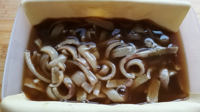 豆皮猪皮冻,然后将肉皮汤中的料包、葱姜取出,把肉皮汤盛入保鲜盒中。
