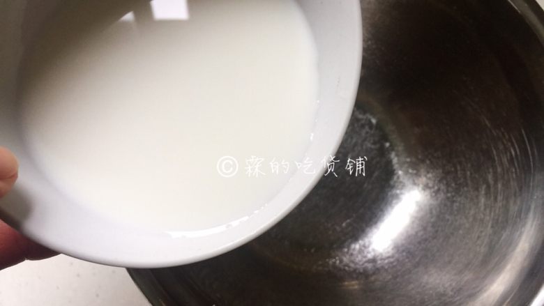 蔓越莓马芬 简单到极致的小白蛋糕,<a style='color:red;display:inline-block;' href='/shicai/ 219'>牛奶</a>倒入容器中。