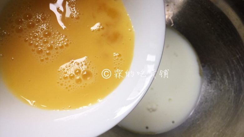 蔓越莓马芬 简单到极致的小白蛋糕,倒入牛奶糊中,搅拌均匀。