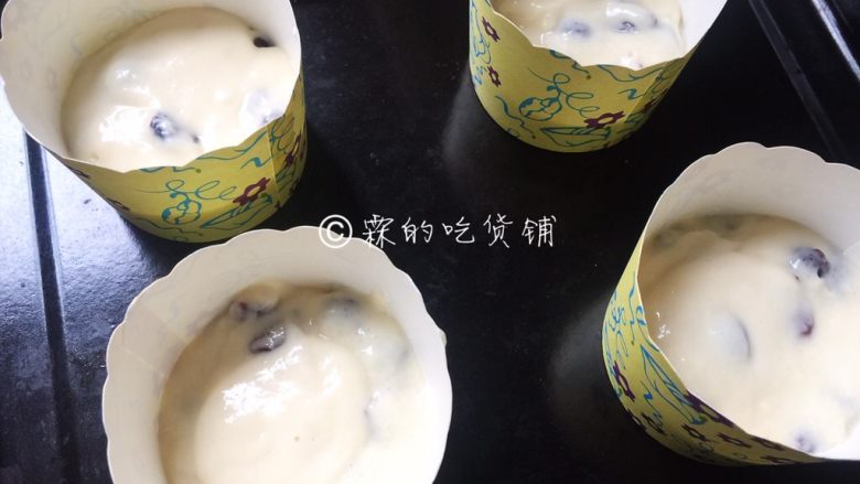 蔓越莓马芬 简单到极致的小白蛋糕,舀入纸杯中,这点量我做了四个大号马芬纸杯。