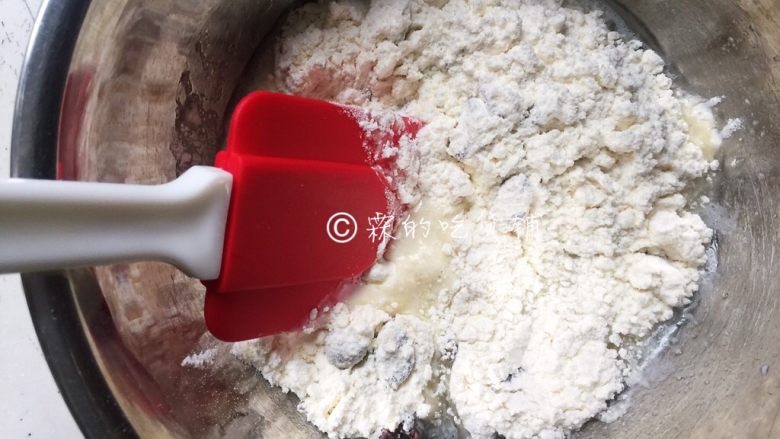 蔓越莓马芬 简单到极致的小白蛋糕,用刮刀翻拌均匀,不用过度翻拌,只要看不到干粉就可以了。