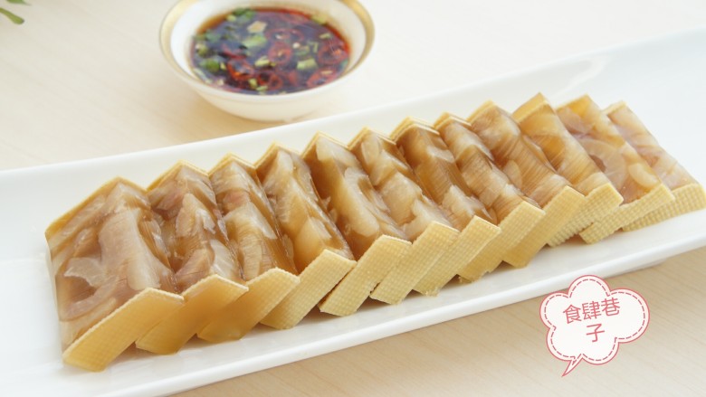 豆皮猪皮冻,最后别忘了调个蘸料,辣椒或蒜泥的都可以。