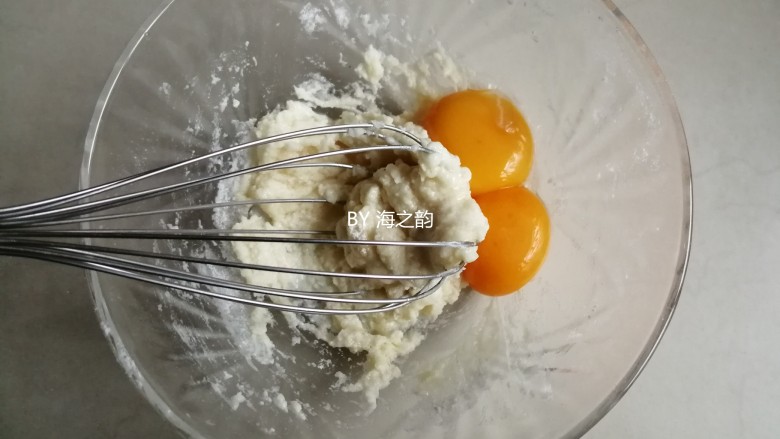 电饭锅戚风蛋糕,划Z字拌至不见干粉即可,把2个蛋黄倒入