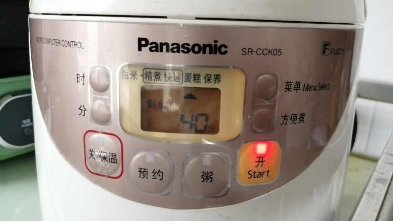 电饭锅戚风蛋糕,盖上盖子,选择蛋糕功能键,默认40分钟