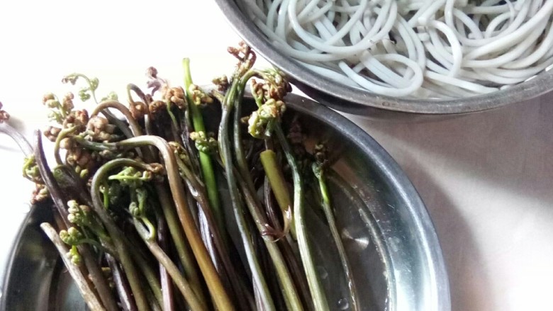 #春食集# 蕨菜云吞香辣粉,准备食材。