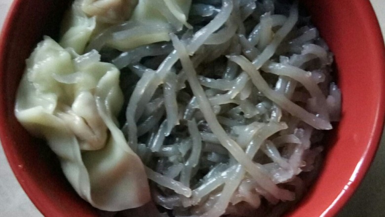 #春食集# 蕨菜云吞香辣粉,将煮好的手工红薯粉挑入碗中,煮好的云吞放入碗中,倒<a style='color:red;display:inline-block;' href='/shicai/ 768'>香醋</a>。