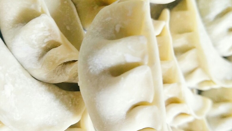 手工水饺,像我图片上包的一样,饺子皮放点馅料,沾点水,再弄几个褶子就成,因为包的时候家里没有人在家,不能帮我拍照片或者视频,只好发包好的图片了😂😂😂