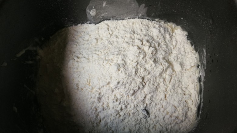 玫瑰花馒头,放入面粉,面包机选择自定义搅拌十五分钟