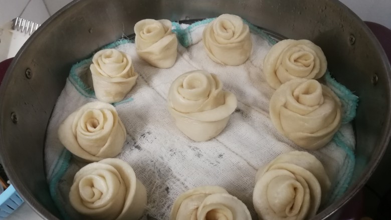玫瑰花馒头,冷水一起蒸二十分钟,焖五分钟
