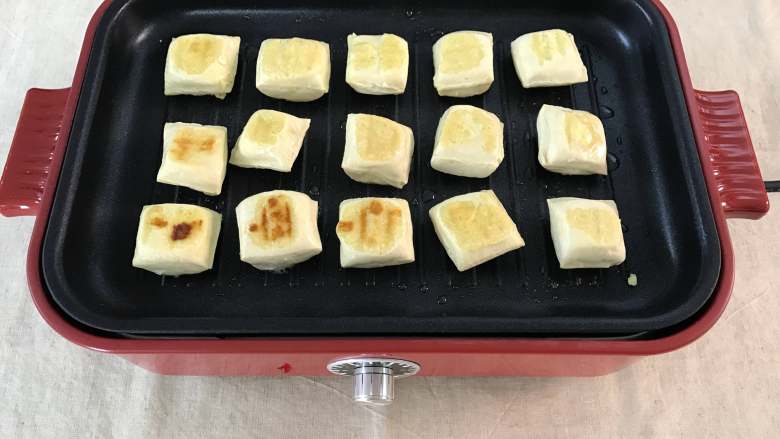 照烧豆腐,一面煎好后翻面煎另一面,煎至两面呈金黄色。