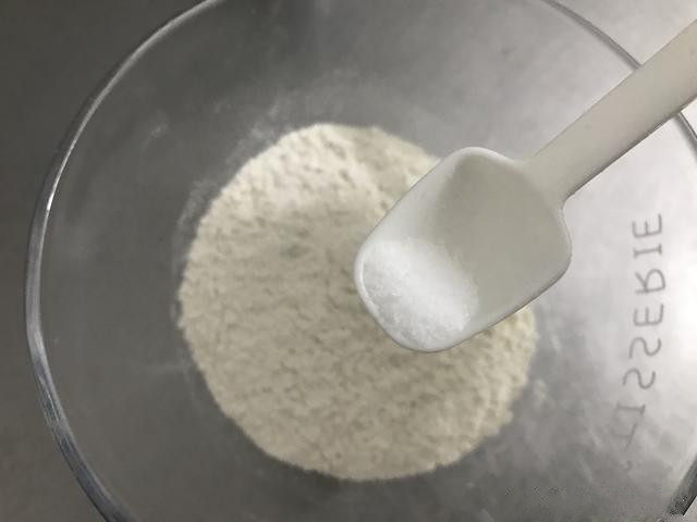 牛奶鸡蛋早餐饼,面粉中加入适量盐,稍微搅拌一下。加盐可以提味,让饼不会太淡;