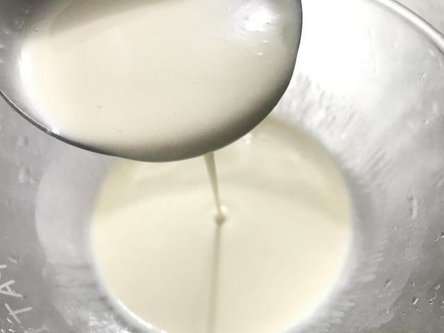 牛奶鸡蛋早餐饼,调好的面糊是比较稀的,舀一勺起来倒下,呈流水状即可;