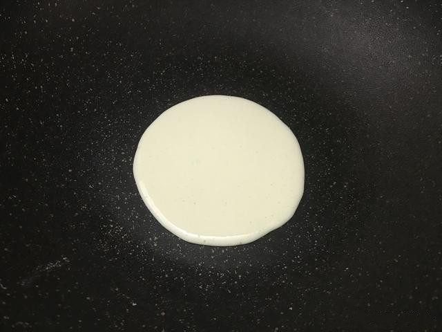 牛奶鸡蛋早餐饼,热锅,待锅温热舀一勺面糊,从高处倒入,这样可以形成一个圆饼状,煎至面糊变黄凝固即可翻面,再煎一小会就可以出锅了;