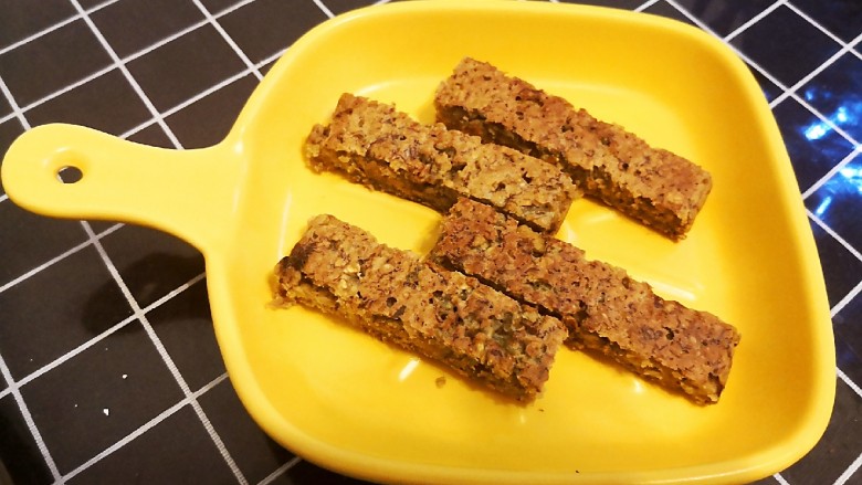 东北老式大饼干,家里还剩下一根熟透的香蕉,顺便烤了燕麦饼干吃。