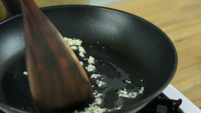 零失败的清爽小炒,简单好吃,热锅冷油,爆香蒜末。