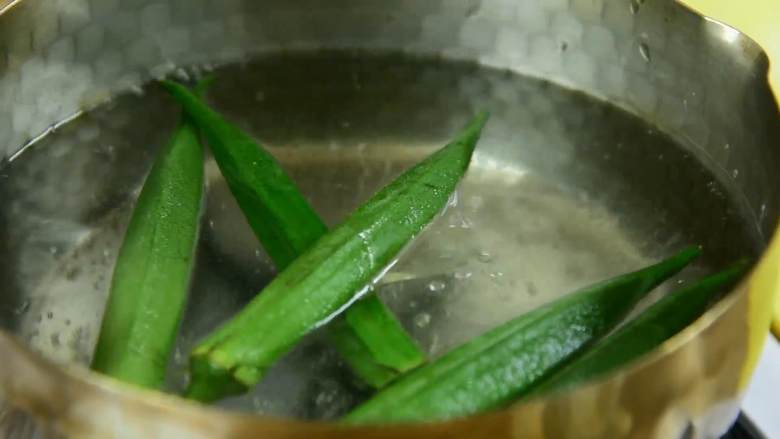 零失败的清爽小炒,简单好吃,开水中加一点油,焯水1分钟,捞出过凉水。
