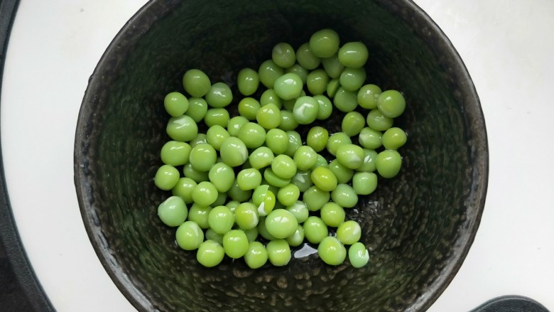 火腿青豆山药丁,青豆取一部分淘洗干净