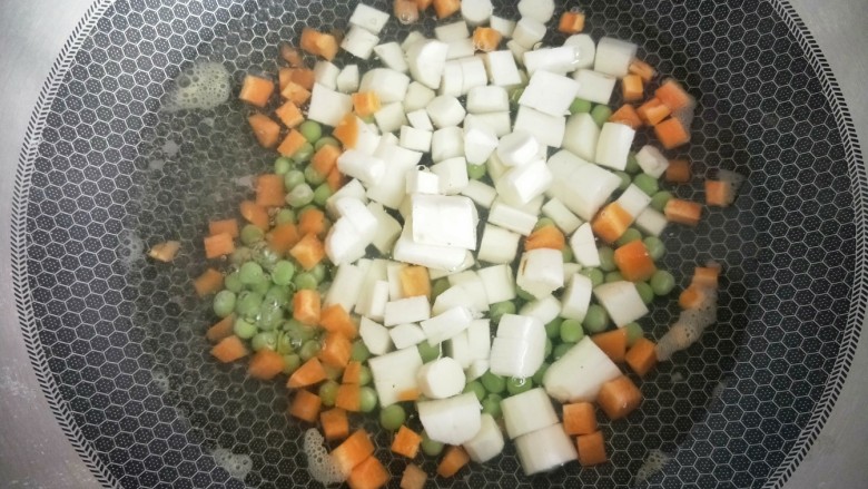 火腿青豆山药丁,水开后加入山药,再次水开后煮两分钟捞出