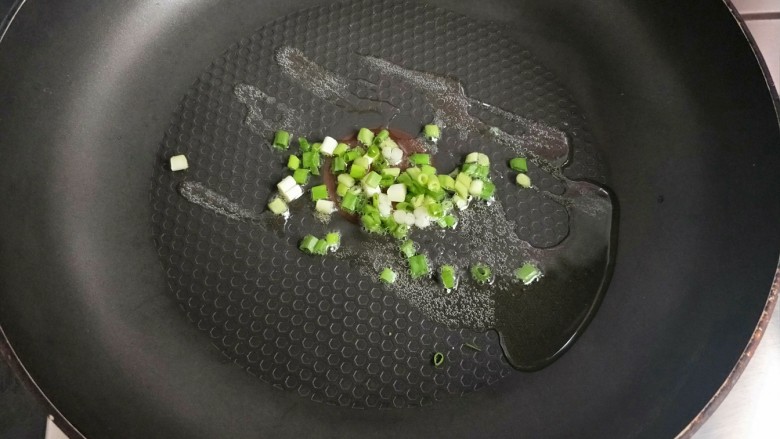 火腿青豆山药丁,炒锅倒油,葱花炒香