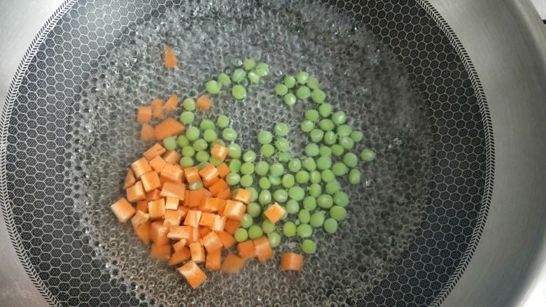 火腿青豆山药丁,青豆比较硬,先煮一会。再加入胡萝卜,