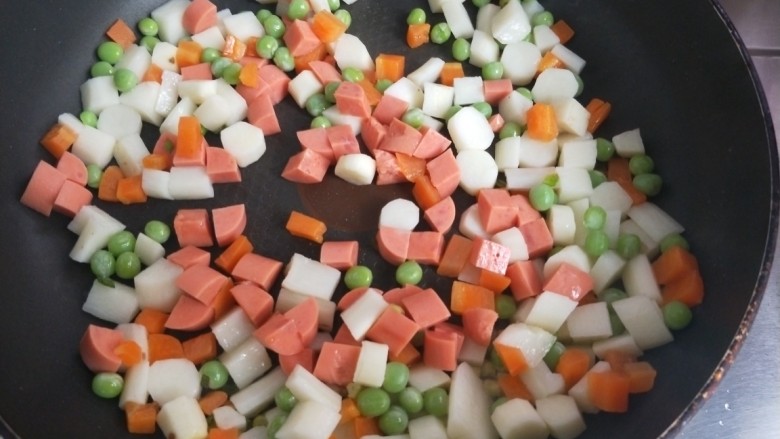 火腿青豆山药丁,再倒入火腿丁,翻炒几下