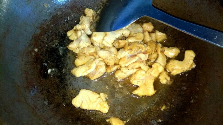 麻辣土豆水萝卜香锅,把鸡肉倒入锅中,翻炒至变白