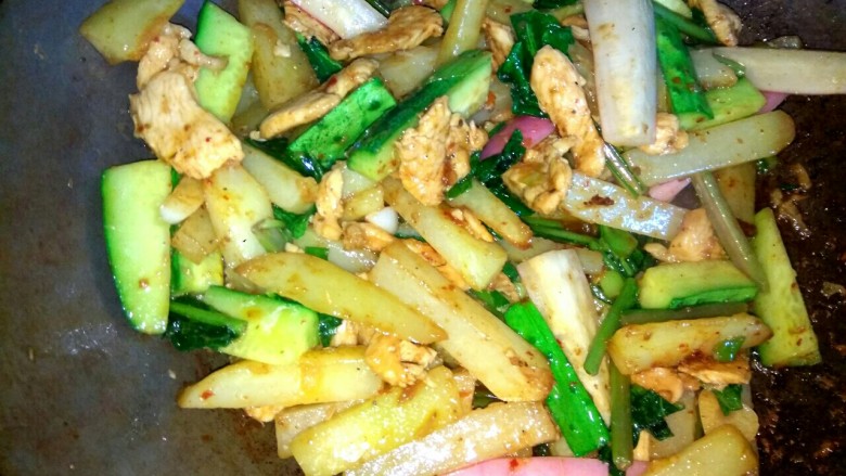 麻辣土豆水萝卜香锅,加入适量盐 ,大火翻炒均匀即可关火出锅