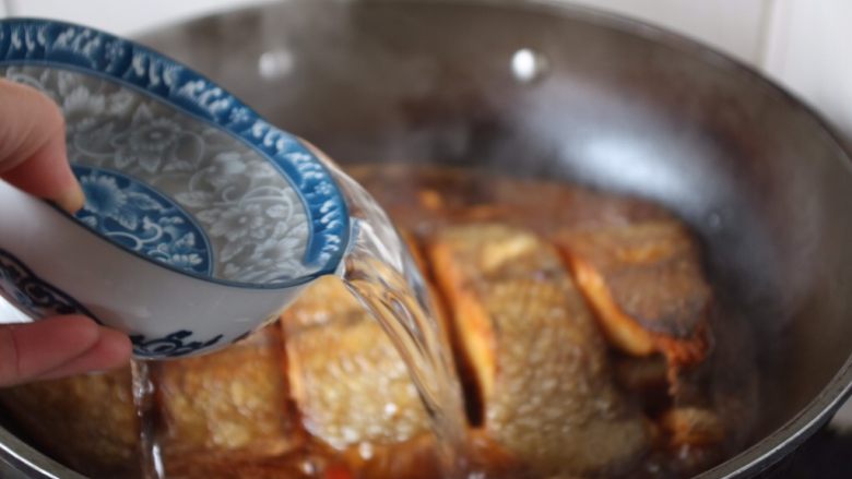 红烧鲽鱼段,倒入约3小碗(水的量与食材齐平)的水,此时用大火炖开。