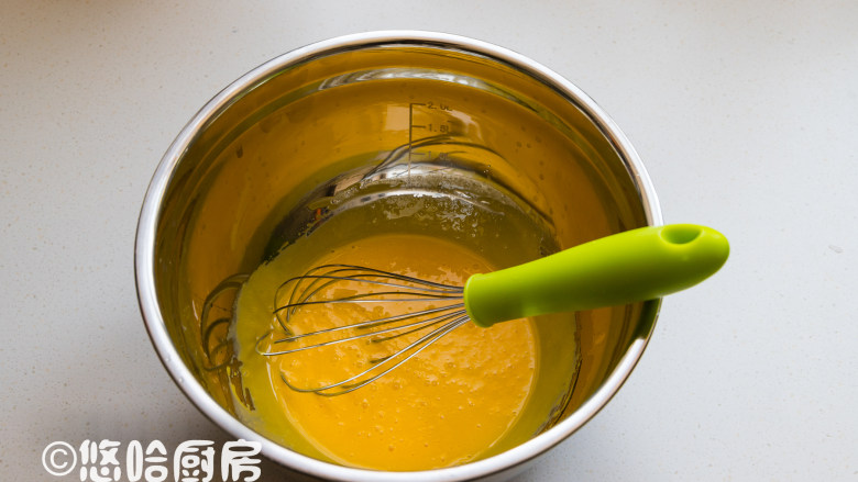 葱香肉松蛋糕,蛋清、蛋黄分开至2个无油无水干净的容器中,蛋黄中放入<a style='color:red;display:inline-block;' href='/shicai/ 140122'>玉米油</a>,用手抽搅匀。